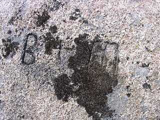 M, cruz y B en roca del Redegüelo